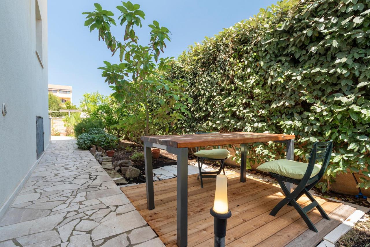 Charming Seafront Apartment With Garden And Patio Fertilia Exterior photo